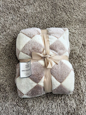 Ross Geometric Throw Blanket in White & Pink NWT